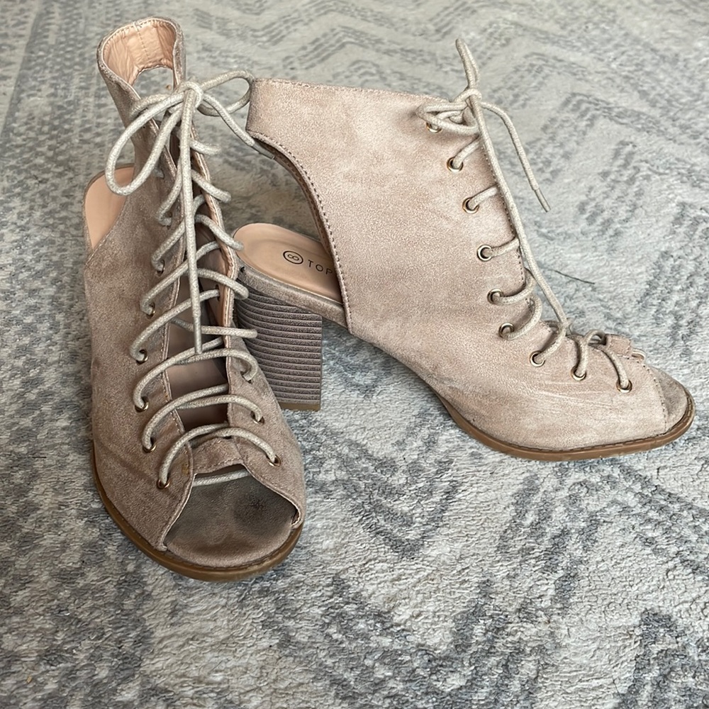 Women’s size 8 TOP Moda suede lace up sandal